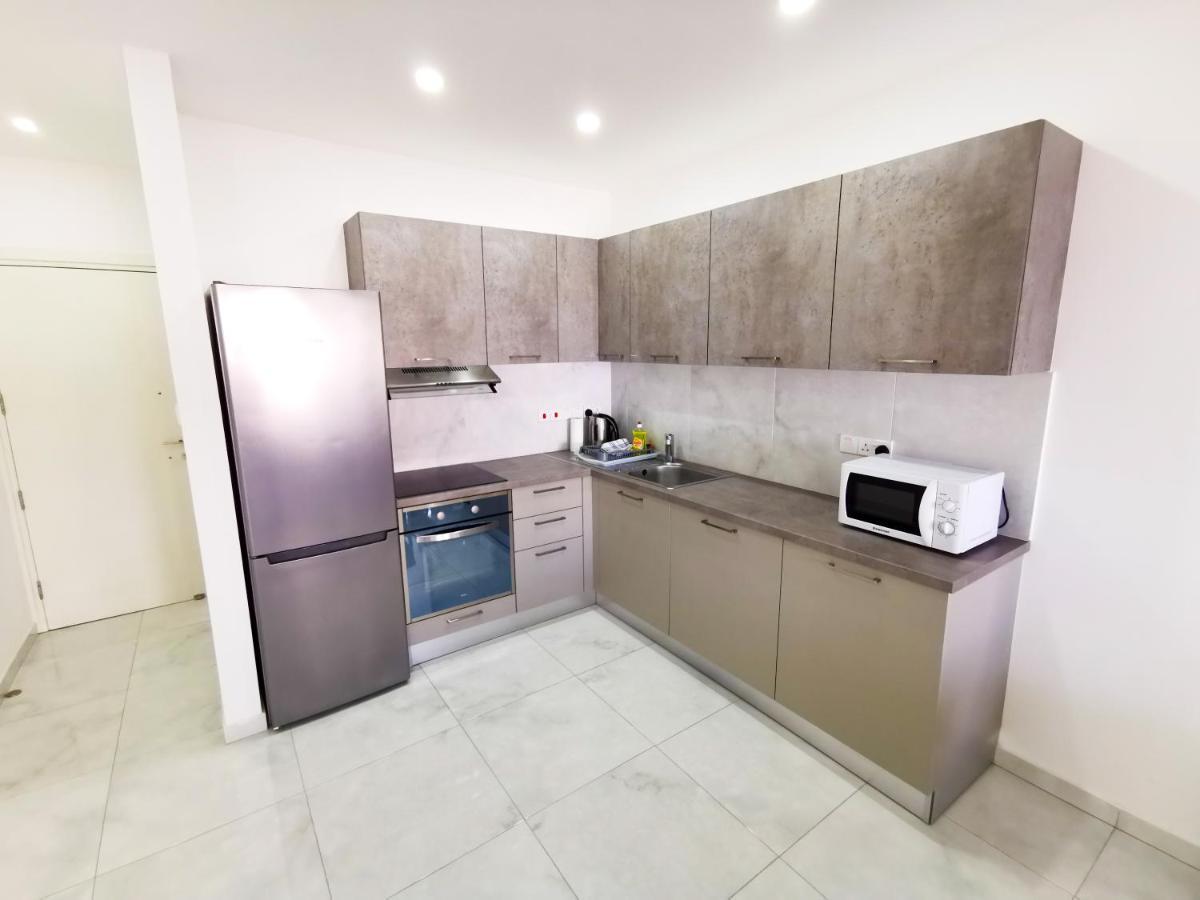 Sunny Daze Seaview Apartment Larnaca Esterno foto
