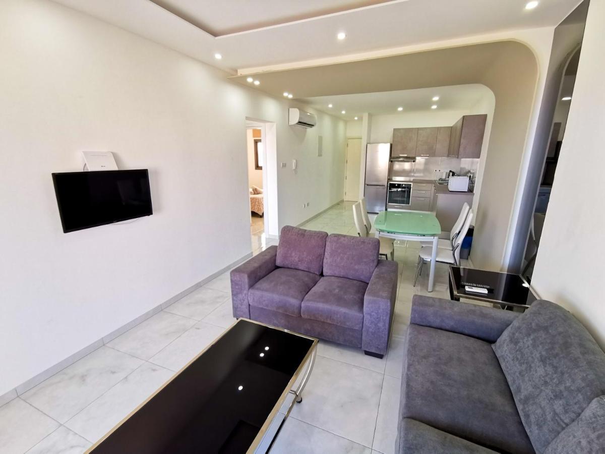 Sunny Daze Seaview Apartment Larnaca Esterno foto